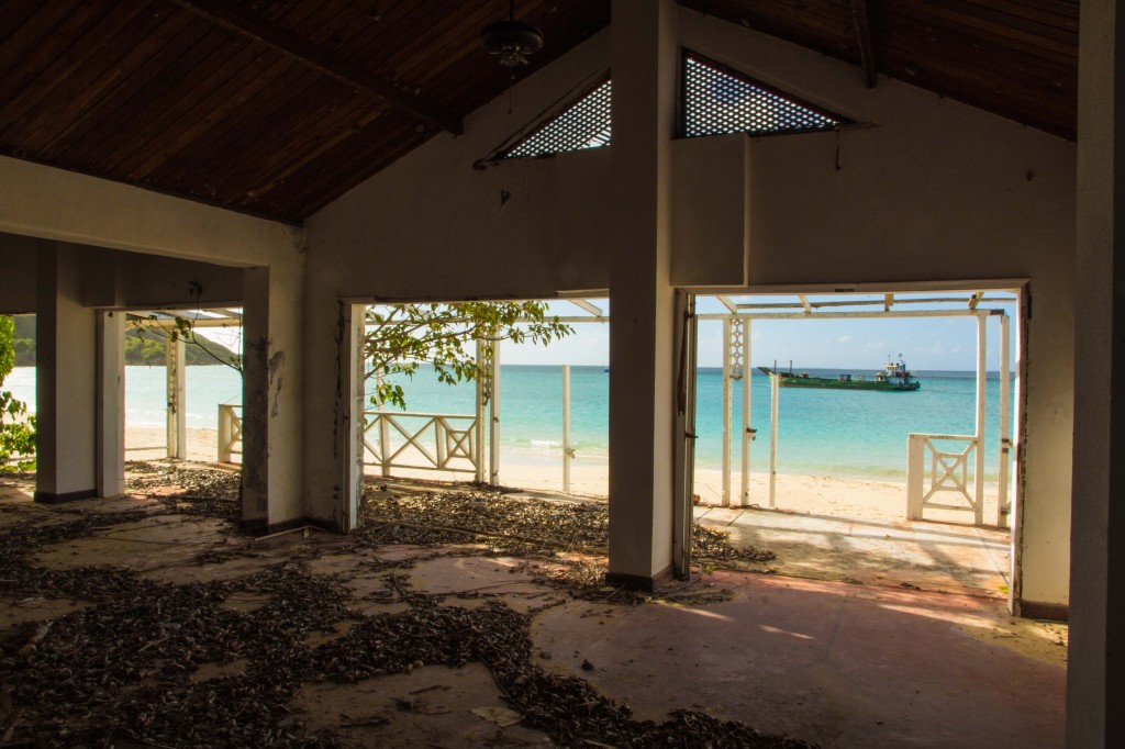 Mariners Cliffside Beach Resort Bar Inside