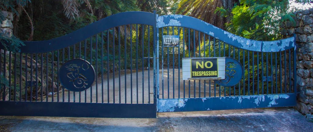 Mariners Cliffside Beach Resort Gate